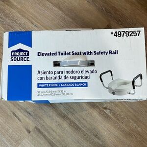 NWT elevated toilet seat with handles